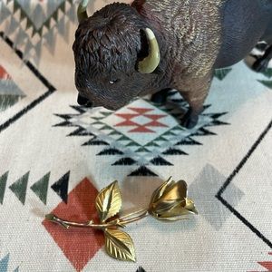 Vintage 2 1/4 inch long yellow gold rose pin or brooch with amazing details